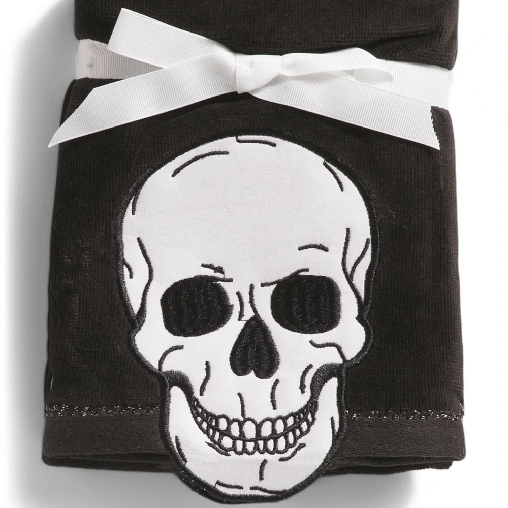 NWT SET OF 2 SKULL 💀  Bathroom Hand Towels 2025